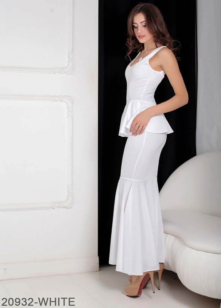 Белое кэжуал вечернее платье футляр с открытой спиной и воланом на талии andrea белый Podium однотонное