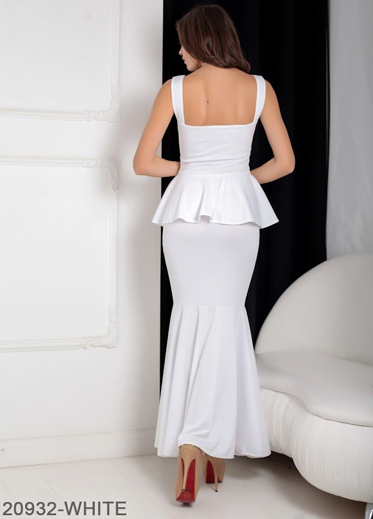 Белое кэжуал вечернее платье футляр с открытой спиной и воланом на талии andrea белый Podium однотонное