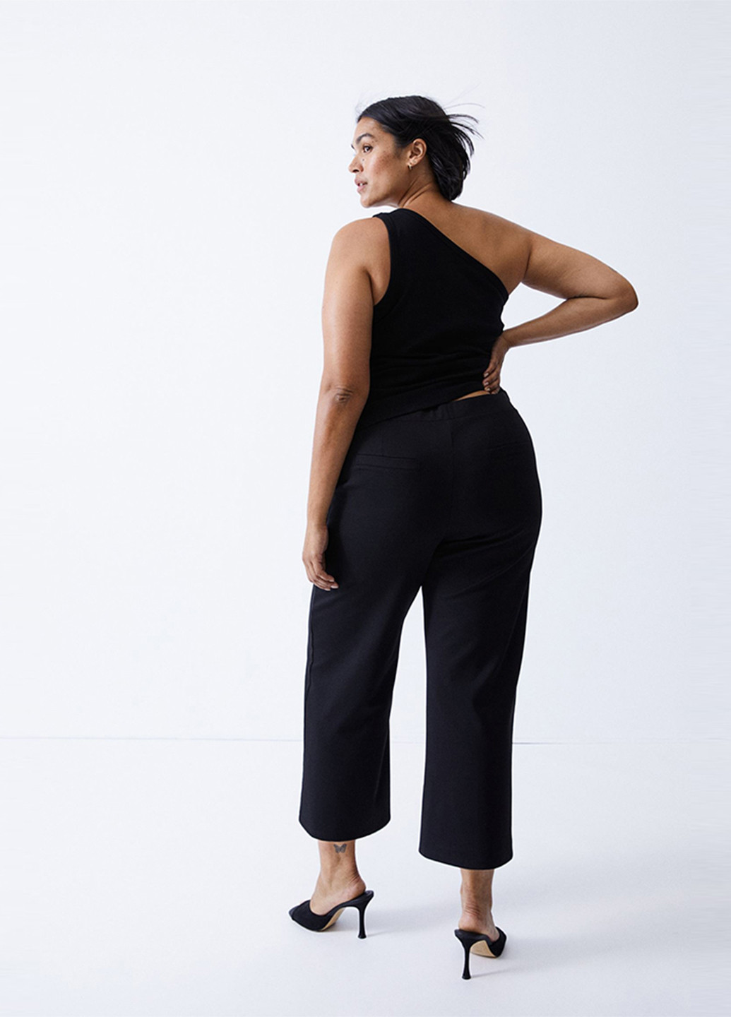 Черные кэжуал демисезонные укороченные, прямые брюки H&M