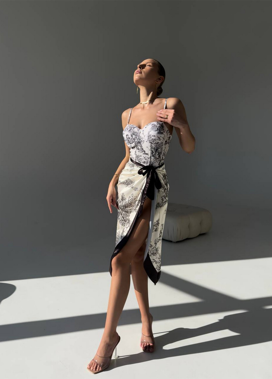 Чорно-білий літній пляжний комплект жіночий (купальник, парео) суцільний NOVA VEGA