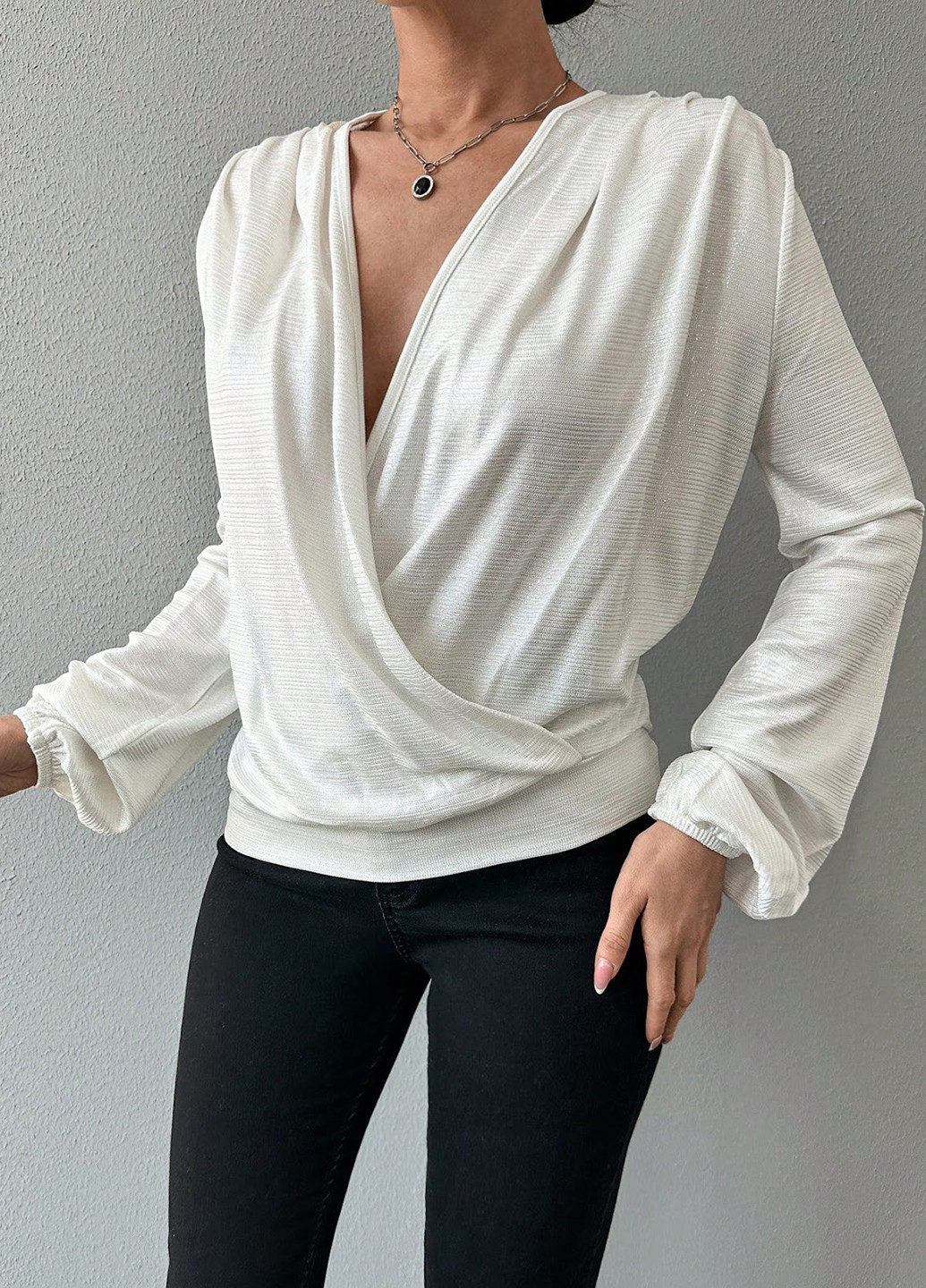 Біла блуза на запах SHEIN