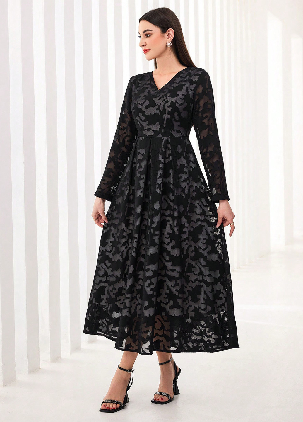 Черное вечернее платье а-силуэт SHEIN с абстрактным узором