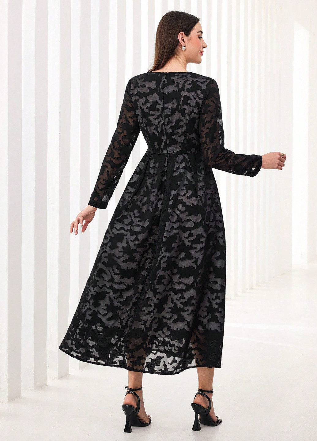 Черное вечернее платье а-силуэт SHEIN с абстрактным узором