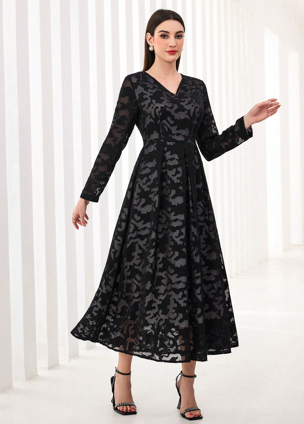 Черное вечернее платье а-силуэт SHEIN с абстрактным узором