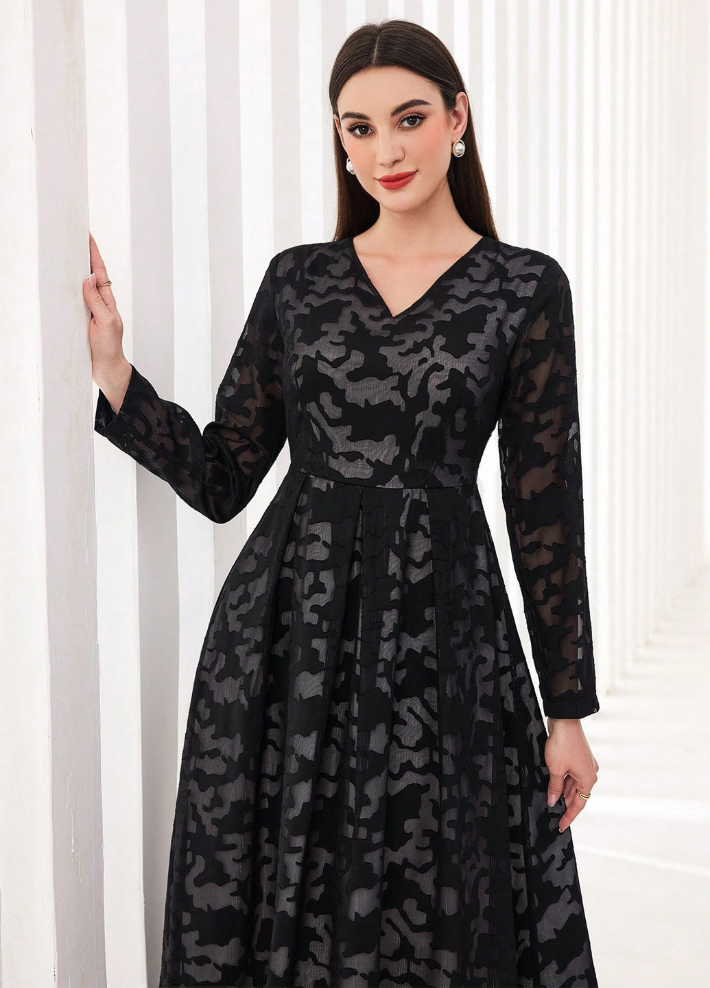 Черное вечернее платье а-силуэт SHEIN с абстрактным узором