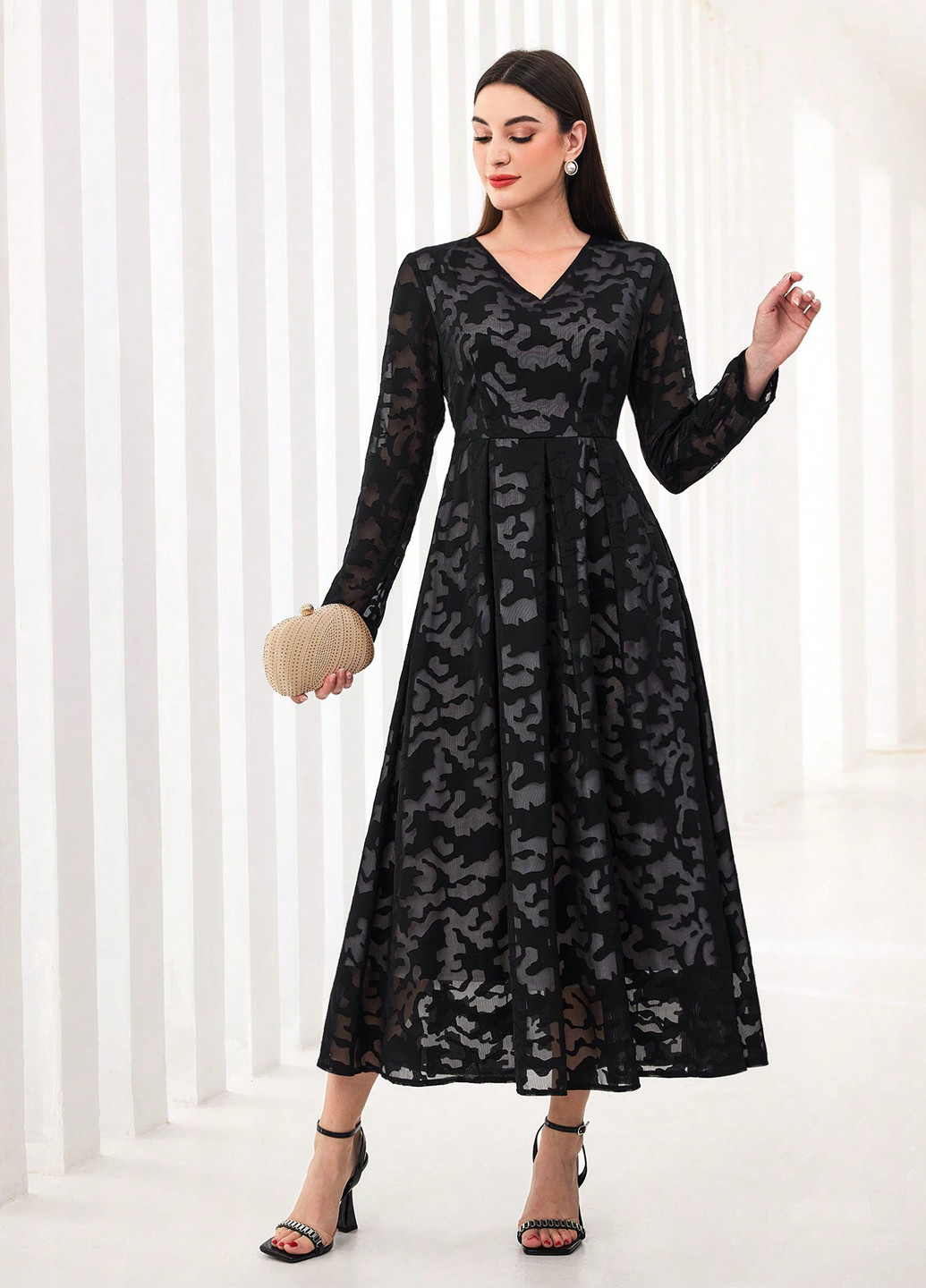 Черное вечернее платье а-силуэт SHEIN с абстрактным узором