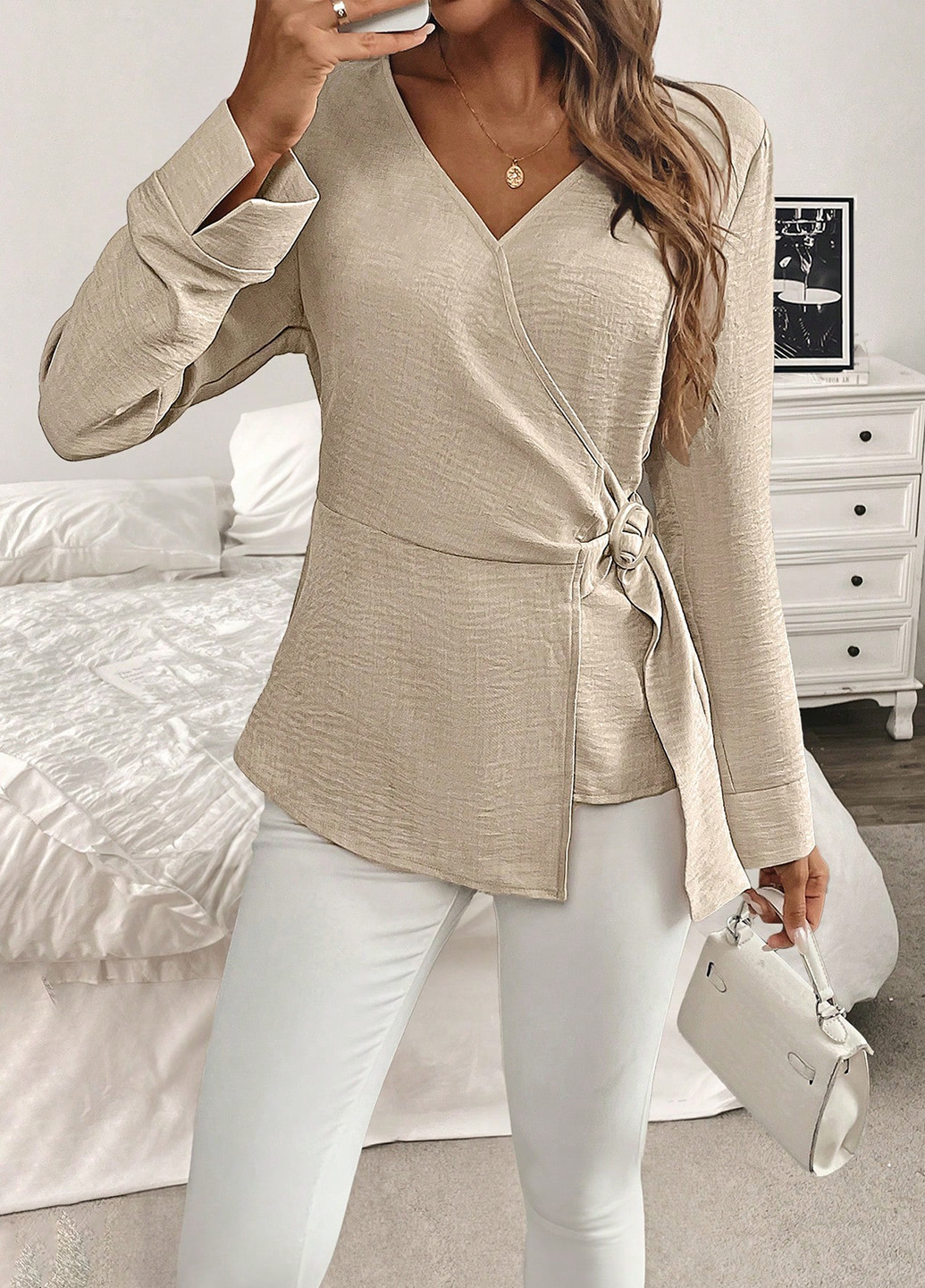 Світло-бежева блуза на запах, з баскою SHEIN