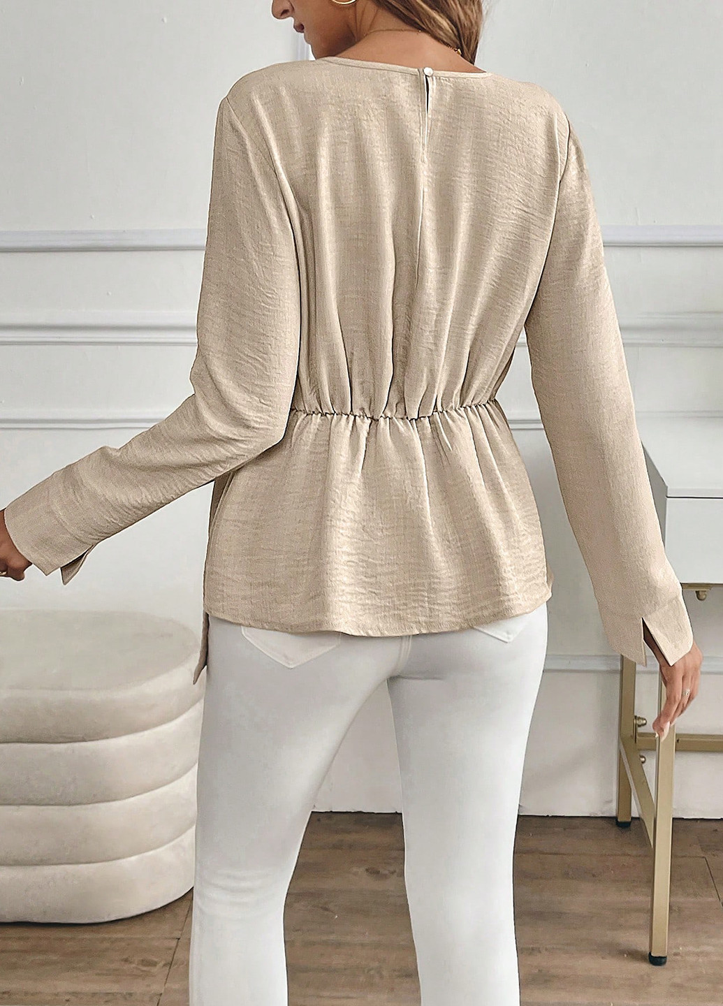 Світло-бежева блуза на запах, з баскою SHEIN