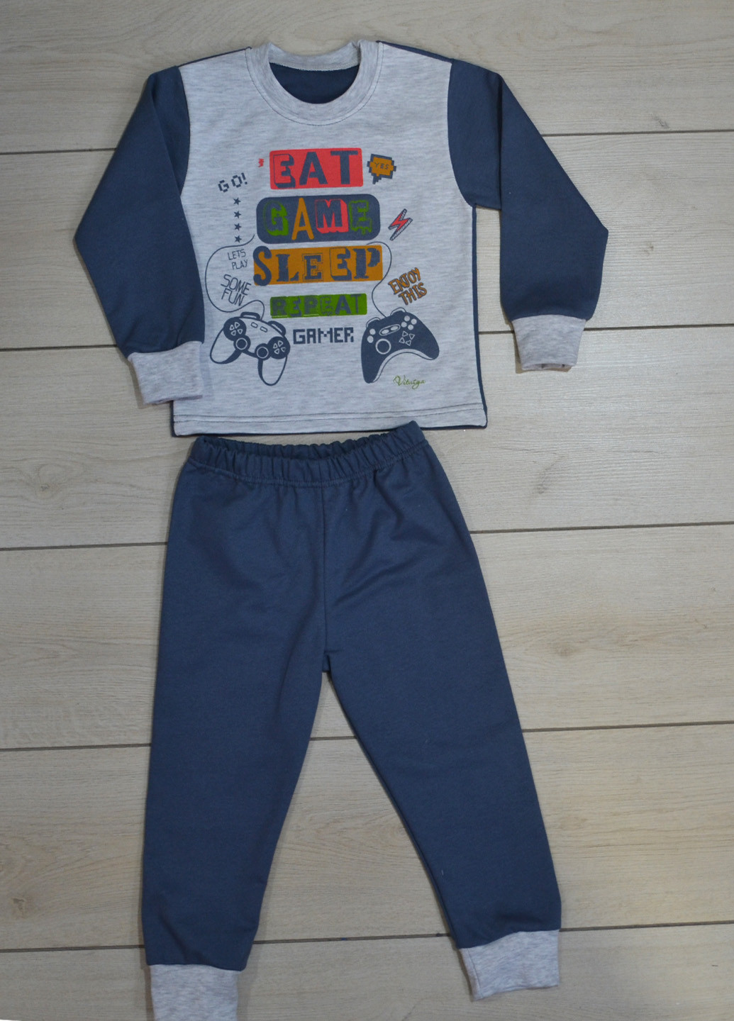 Серая всесезон пижама для мальчика "мир снов" футболка + брюки Витуся