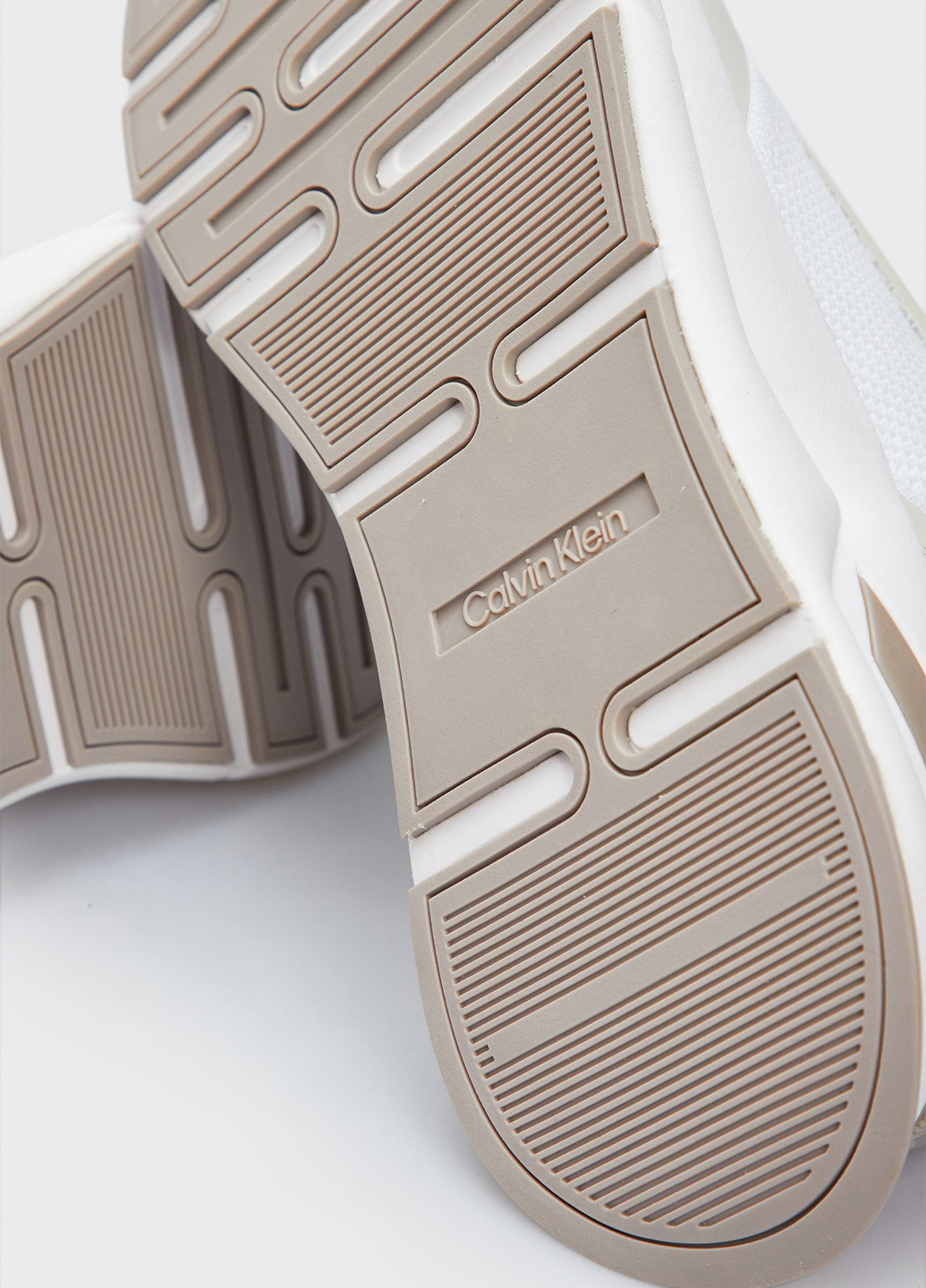 Белые всесезонные кроссовки Calvin Klein