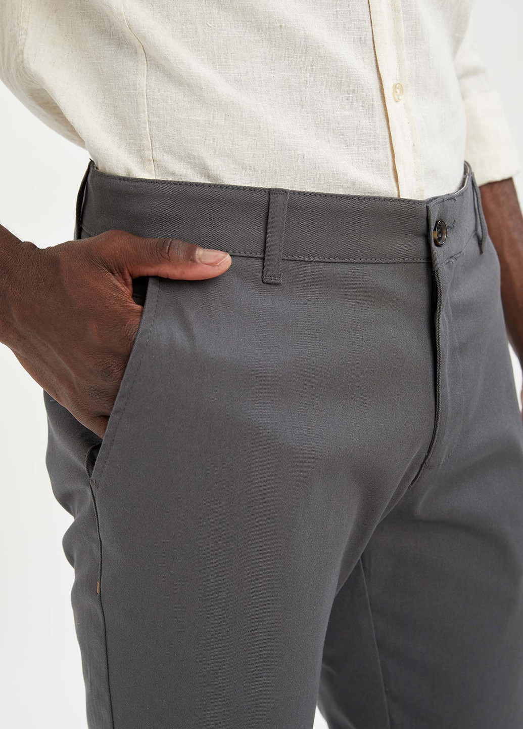 Темно-серые кэжуал демисезонные чиносы брюки DeFacto