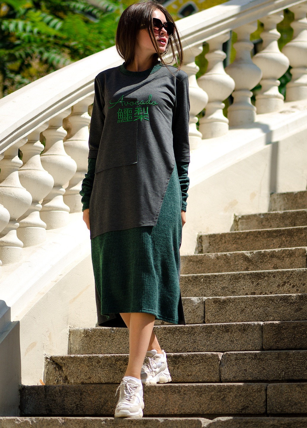 Зеленое спортивное комбинированное с вышивкой "авокадо" платье-свитер INNOE с надписью