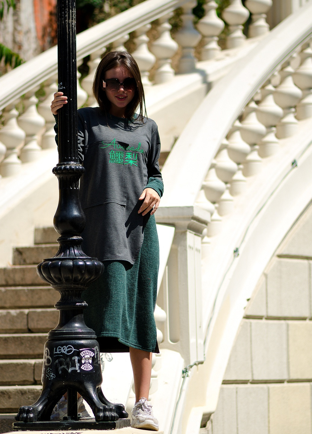Зеленое спортивное комбинированное с вышивкой "авокадо" платье-свитер INNOE с надписью