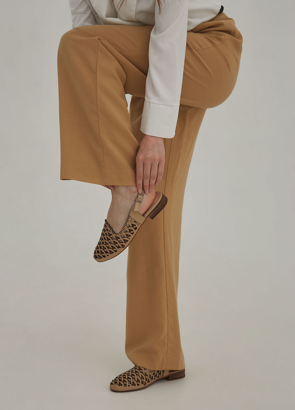 Бежевые босоножки Allist с ремешком с перфорацией