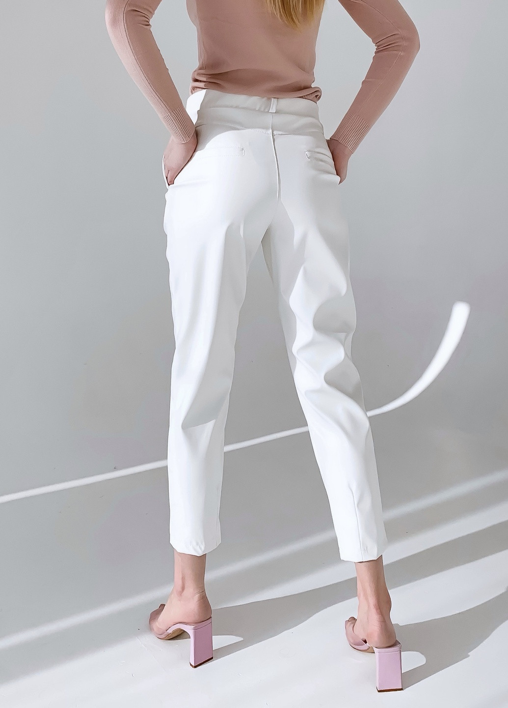 Белые кэжуал демисезонные зауженные, прямые, классические, укороченные брюки Jolie
