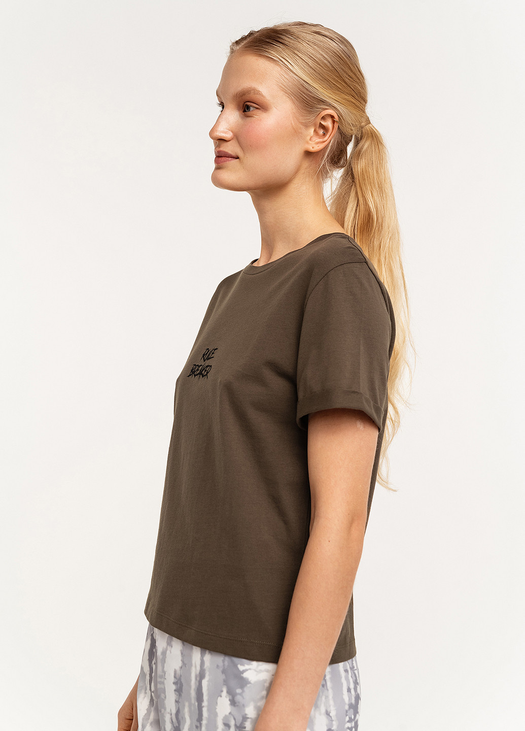 Хаки (оливковая) летняя футболка befree