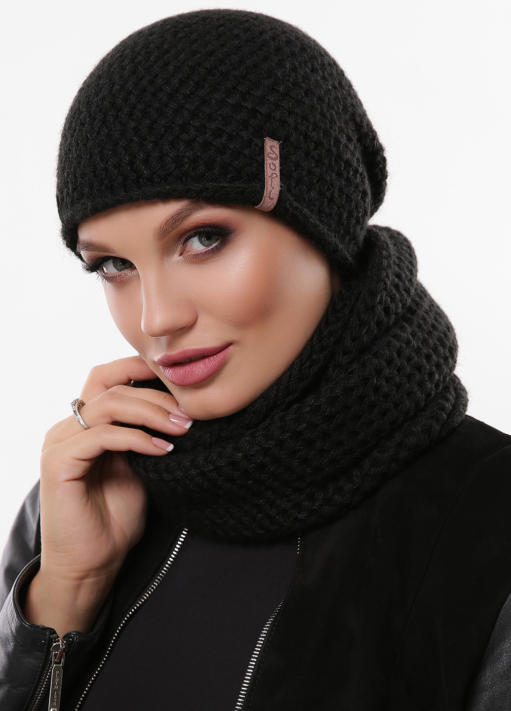 Черный зимний комплект (шапка, шарф-снуд) Sofi