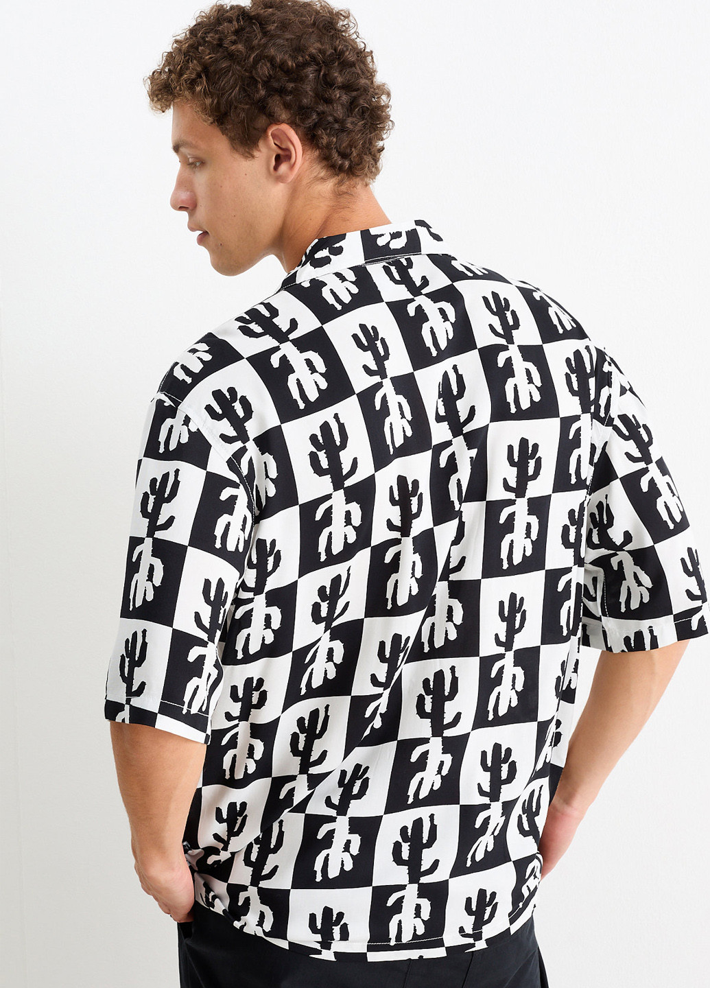 Черно-белая кэжуал рубашка с рисунком C&A