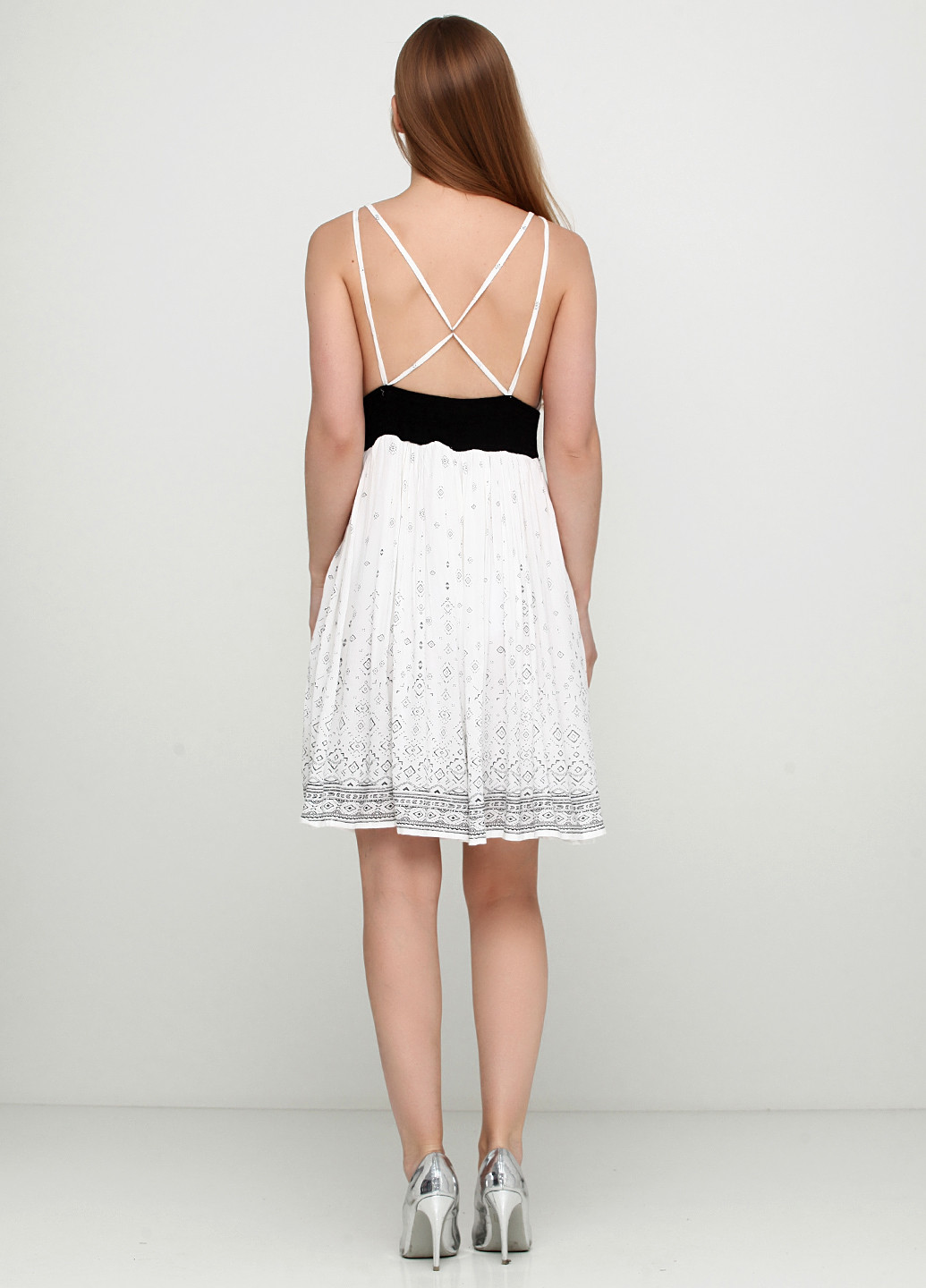 Молочна кежуал сукня з відкритими плечима, з відкритою спиною C&A з геометричним візерунком