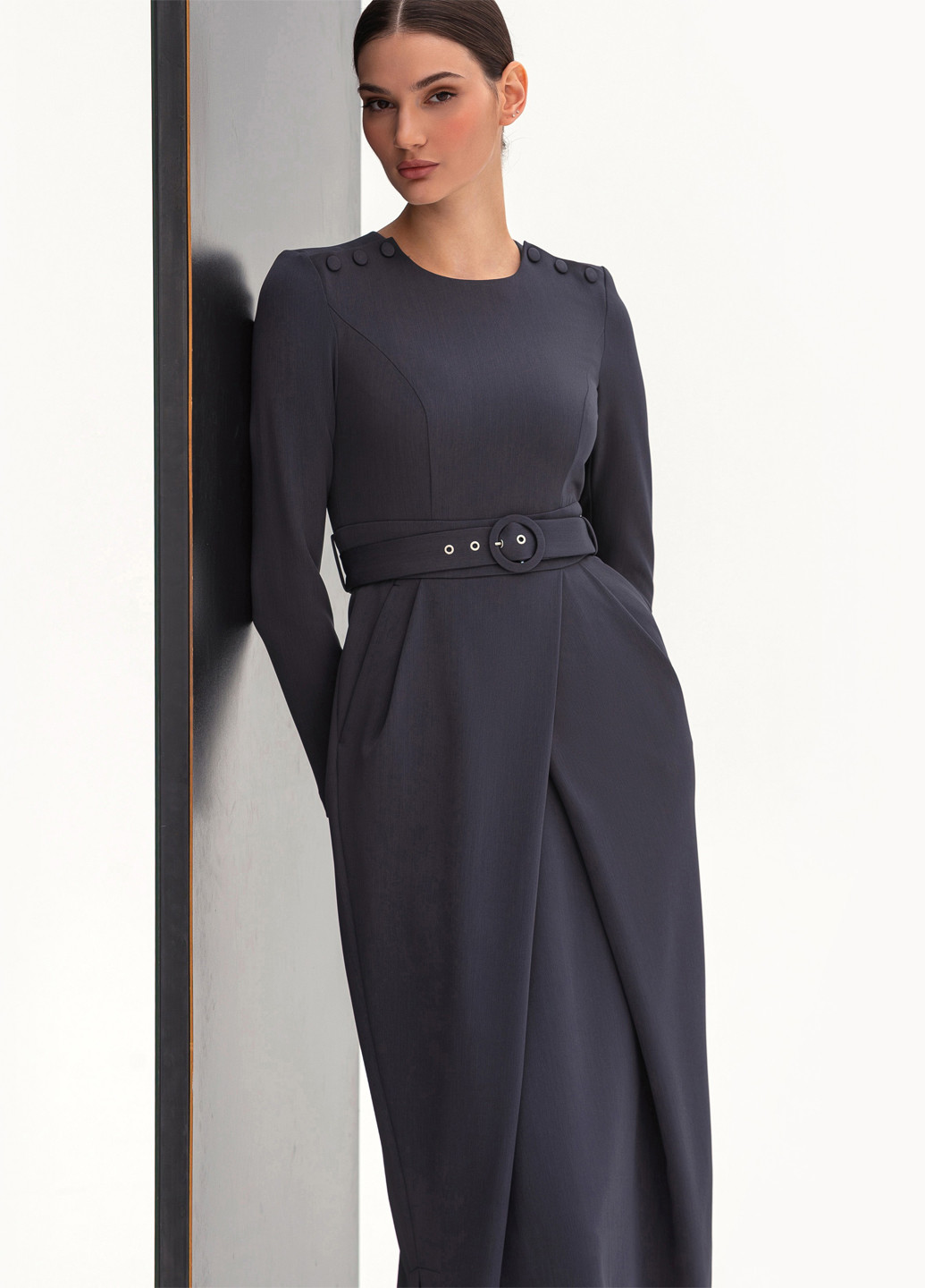 Серое деловое платье футляр BGL однотонное