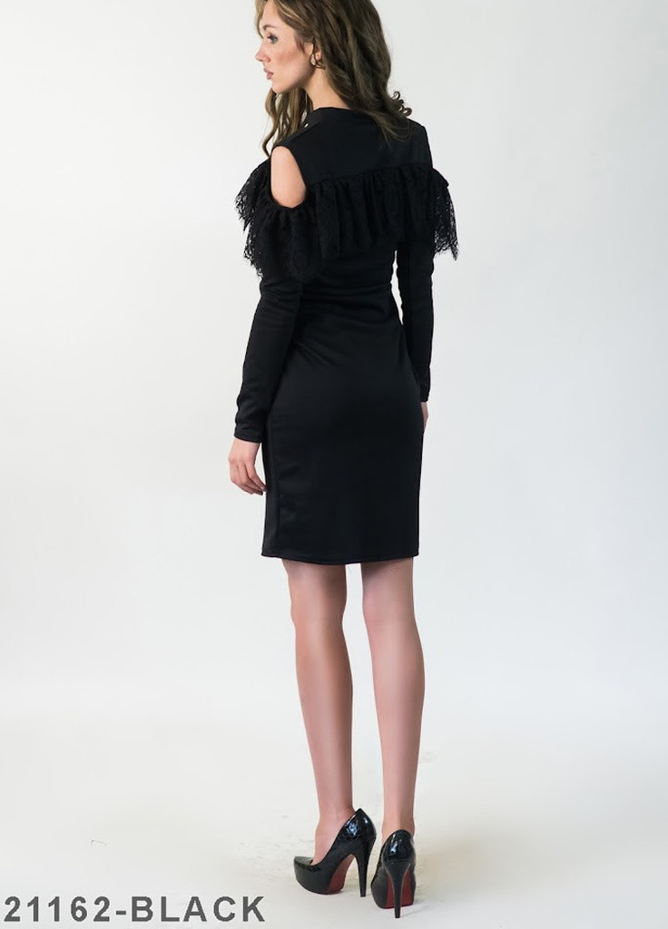 Черное кэжуал нарядное платье-футляр с воротником стойка и баской из гипюра elita черный Podium однотонное