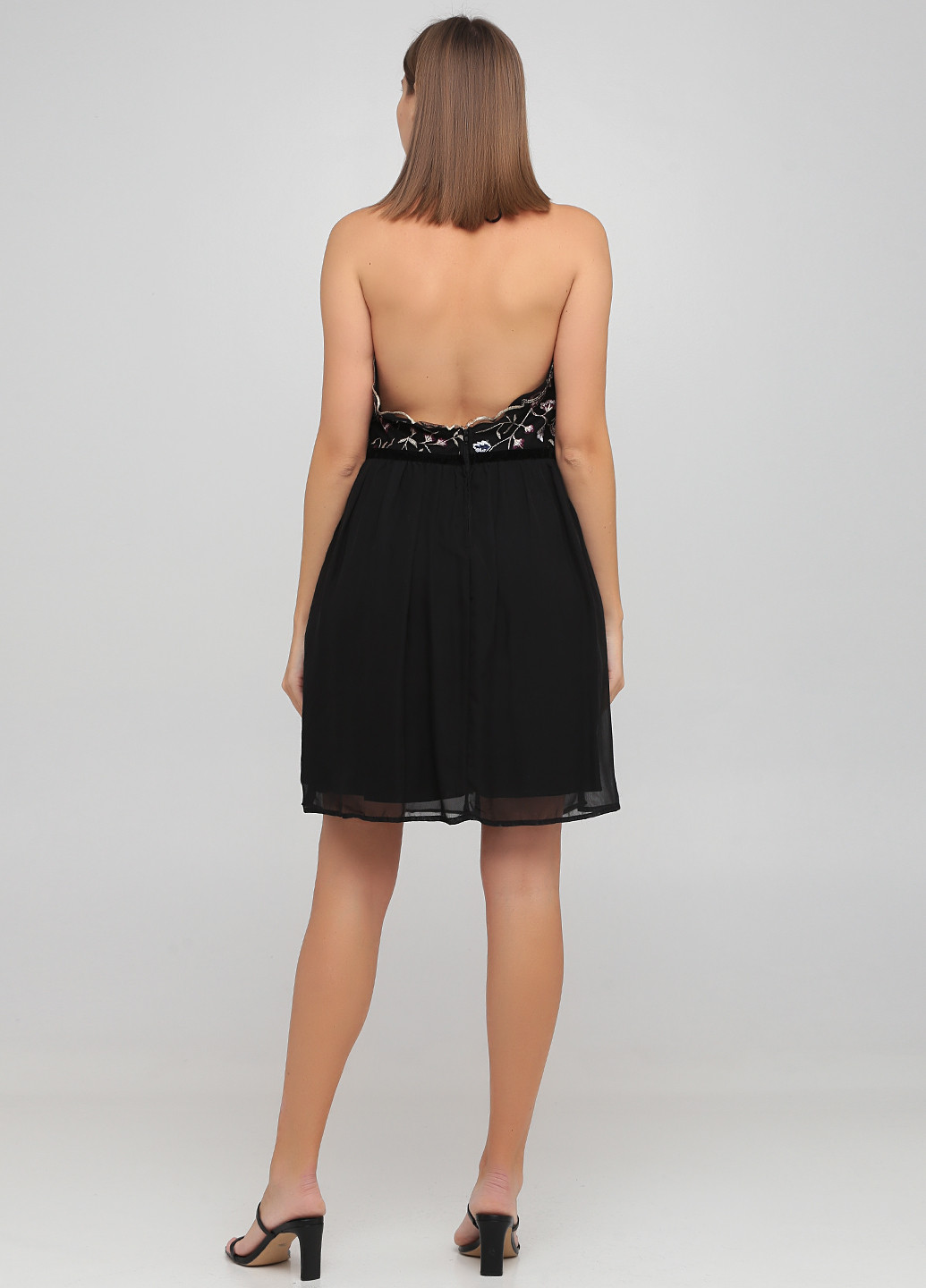 Черное коктейльное платье с открытой спиной Francesca's однотонное