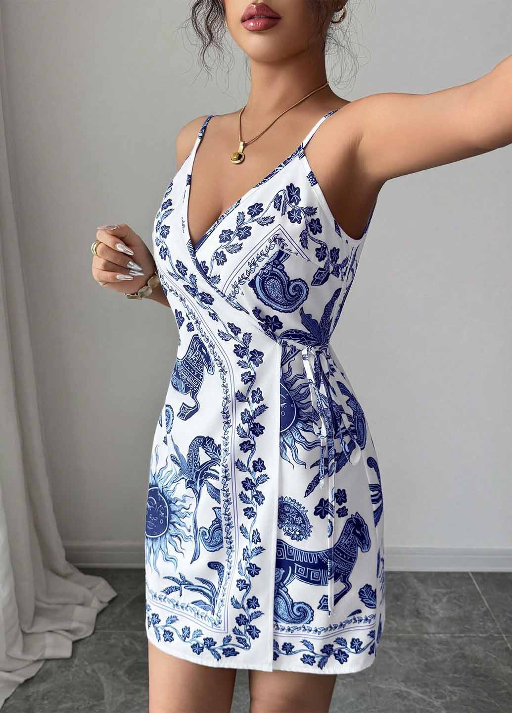 Белое коктейльное, кэжуал платье на запах SHEIN с рисунком