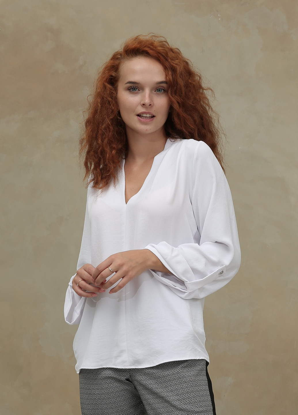 Біла демісезонна блуза з струмує тканини з коміром апаш INNOE Блузка