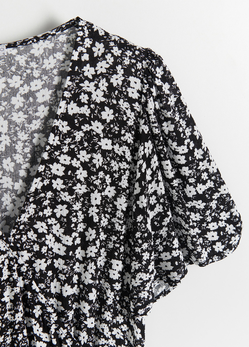 Черное кэжуал платье на запах Reserved с цветочным принтом
