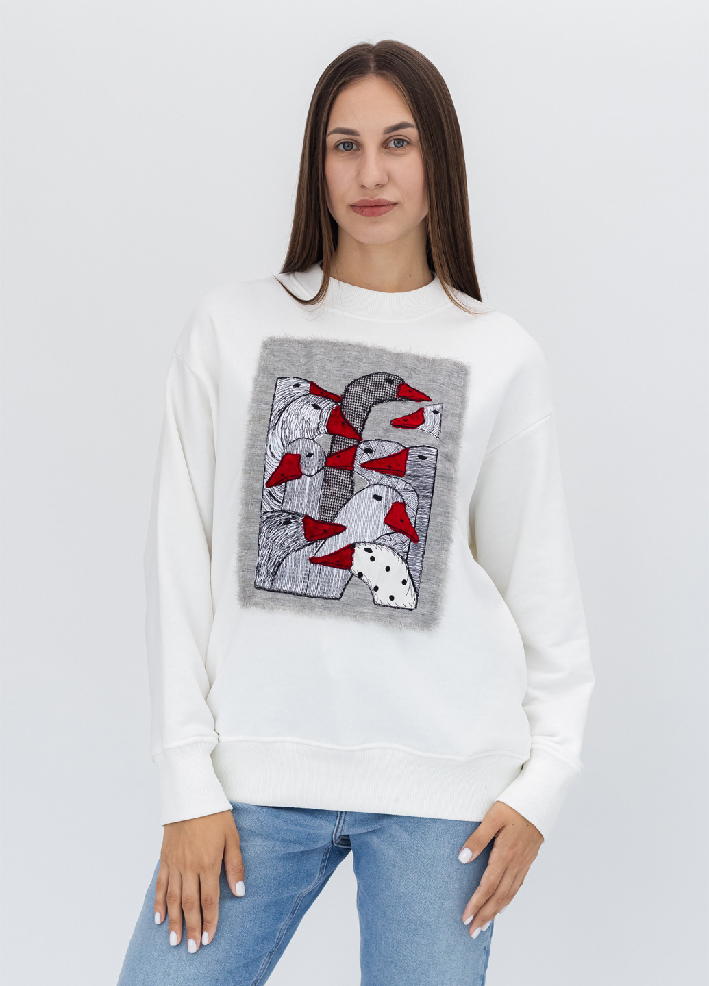 Белый свитшот Nora Kvittin однотонный нашивки, вышивка (301079850)