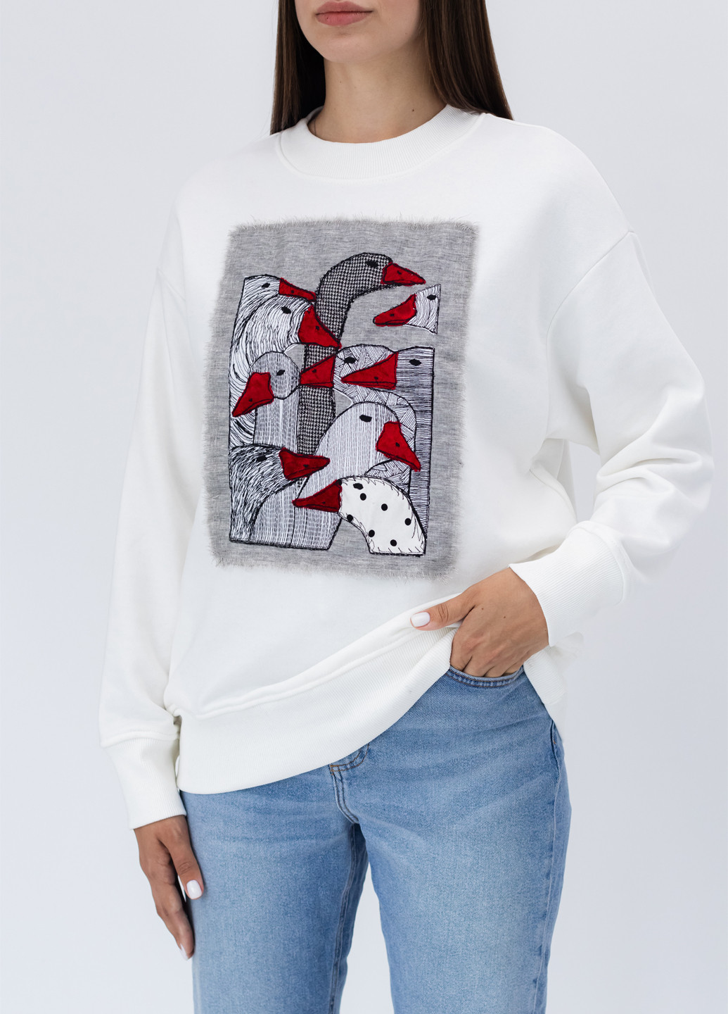 Белый свитшот Nora Kvittin однотонный нашивки, вышивка (301079850)