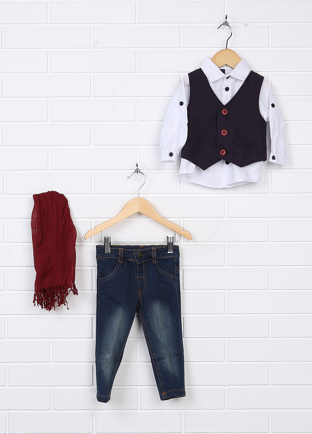 Комбинированный демисезонный комплект (жилет, рубашка, джинсы, шарф) Domakin