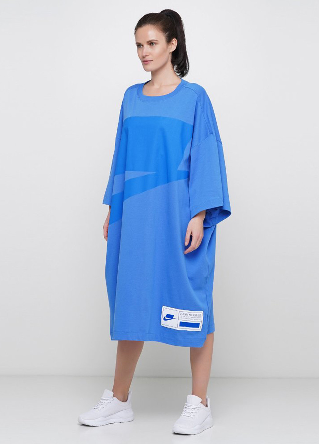 Синее спортивное платье оверсайз Nike с абстрактным узором