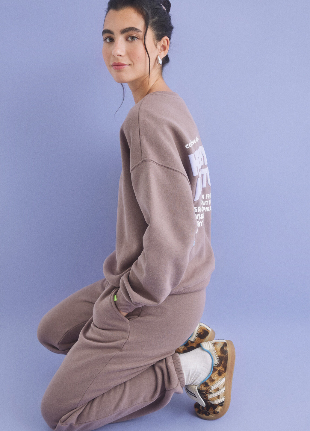 Коричневый свитшот Hi&Bye однотонный нашивки (314252350)