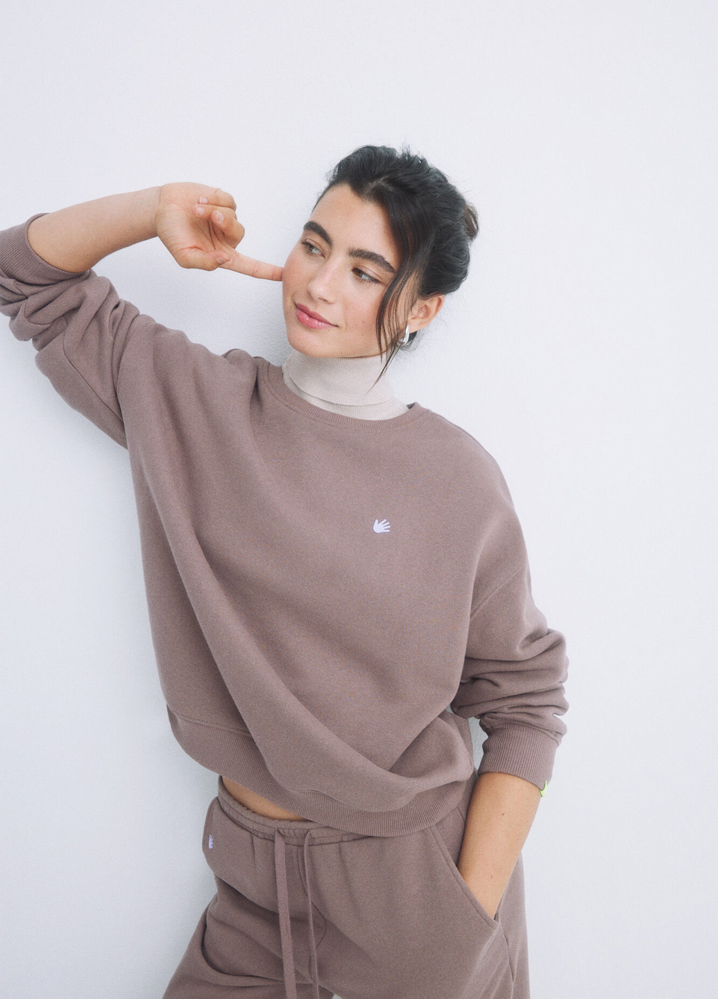 Коричневый свитшот Hi&Bye однотонный нашивки (314252350)