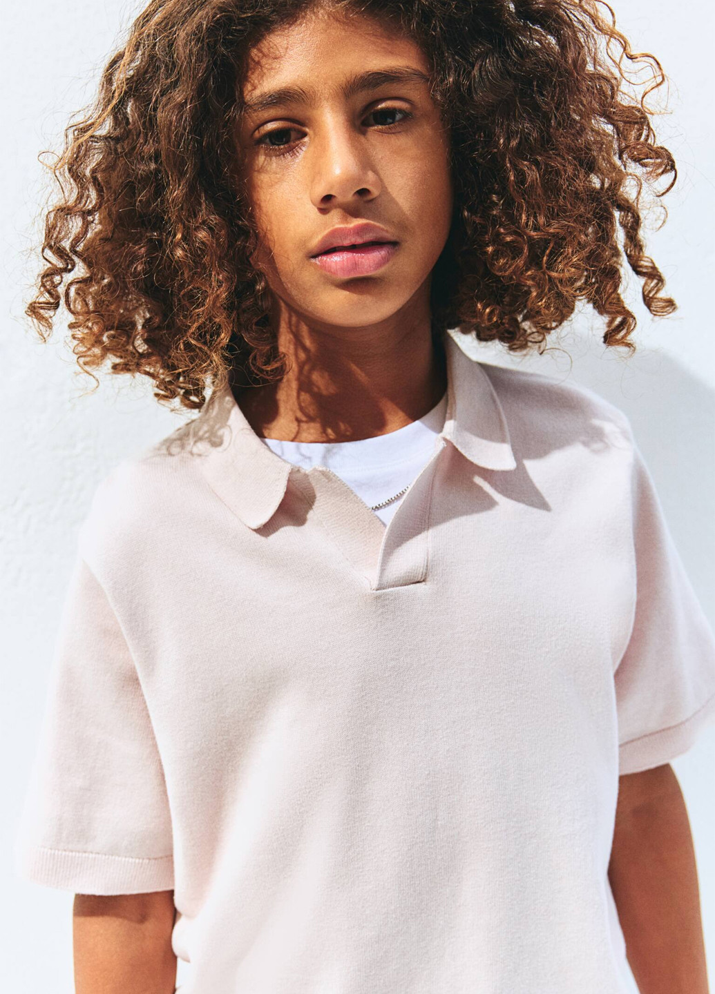 Бледно-розовая детская футболка-поло для мальчика H&M однотонная