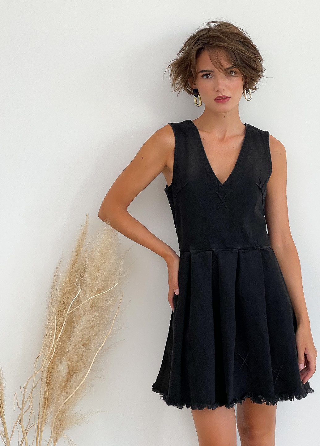 Чорна кежуал джинсова міні сукня з прорізами з відкритими плечима, а-силует, кльош, бебі долл, плісована One Teaspoon однотонна