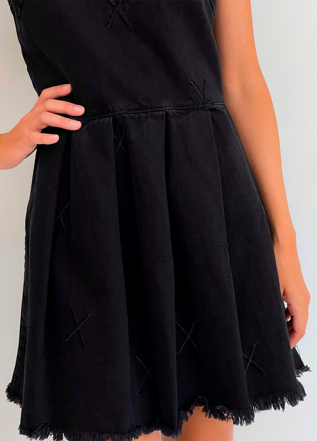 Чорна кежуал джинсова міні сукня з прорізами з відкритими плечима, а-силует, кльош, бебі долл, плісована One Teaspoon однотонна