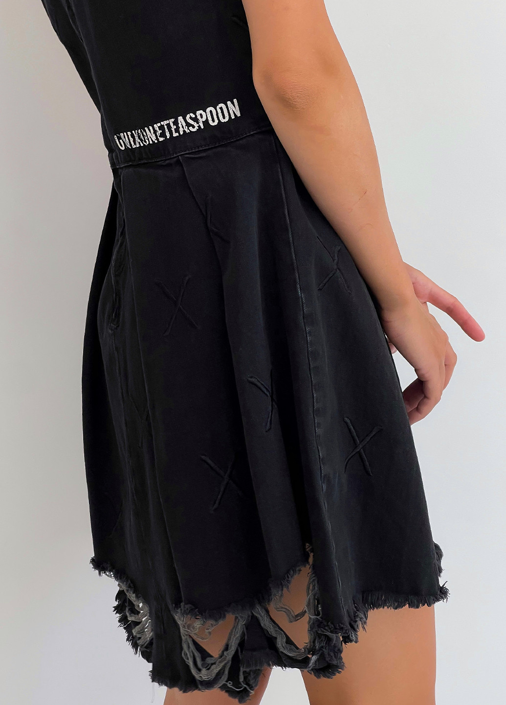 Чорна кежуал джинсова міні сукня з прорізами з відкритими плечима, а-силует, кльош, бебі долл, плісована One Teaspoon однотонна