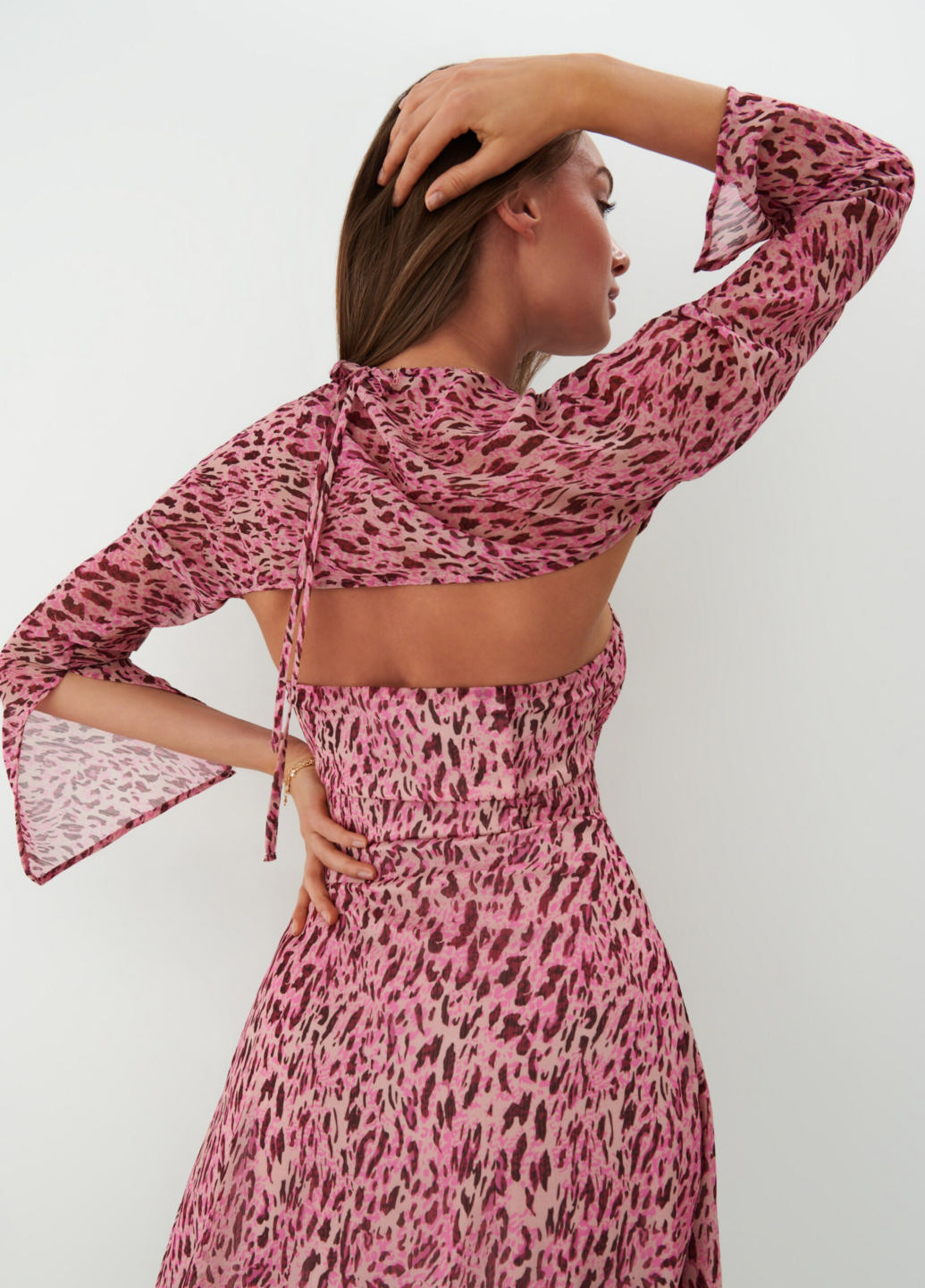 Розовое кэжуал платье клеш, с открытой спиной Mohito с абстрактным узором