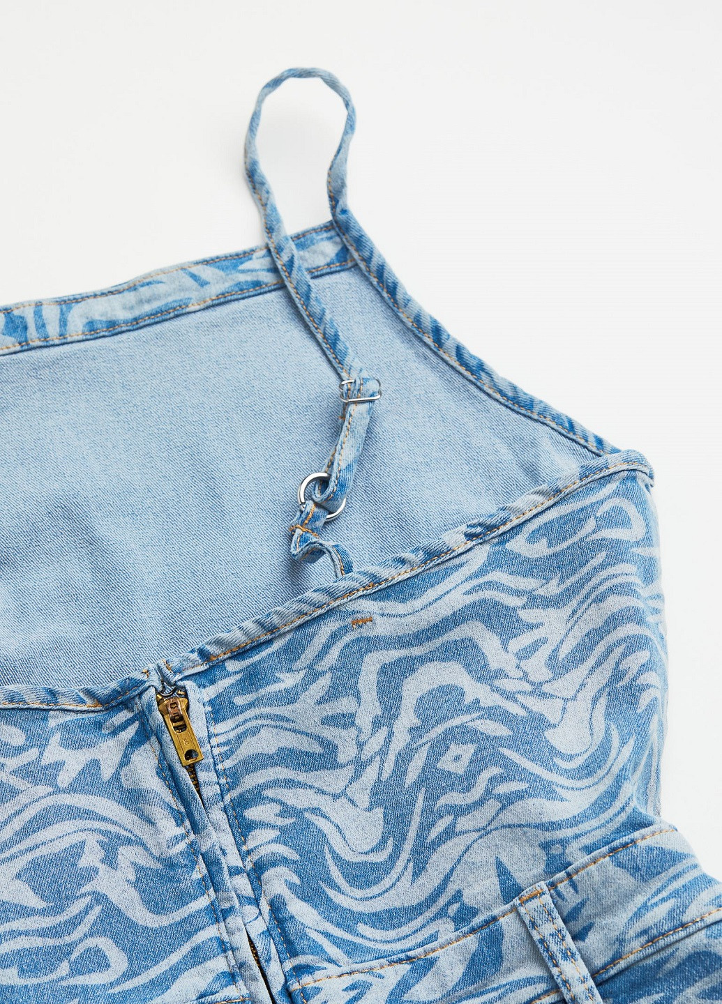 Синее джинсовое платье H&M с абстрактным узором