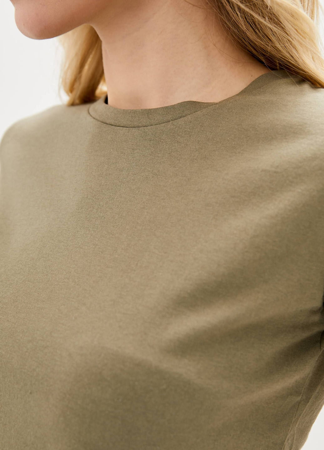 Хаки (оливковая) всесезон футболка однотонная приталеная с коротким рукавом Роза