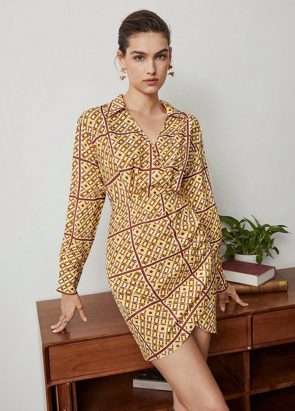 Горчичное кэжуал платье на запах, рубашка SHEIN с абстрактным узором