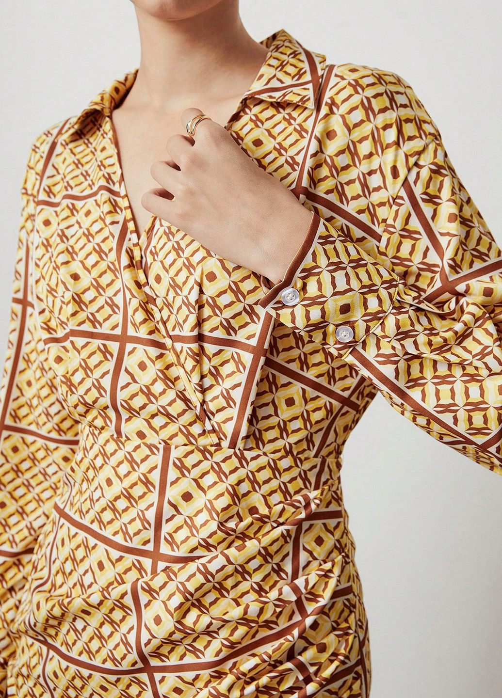 Горчичное кэжуал платье на запах, рубашка SHEIN с абстрактным узором