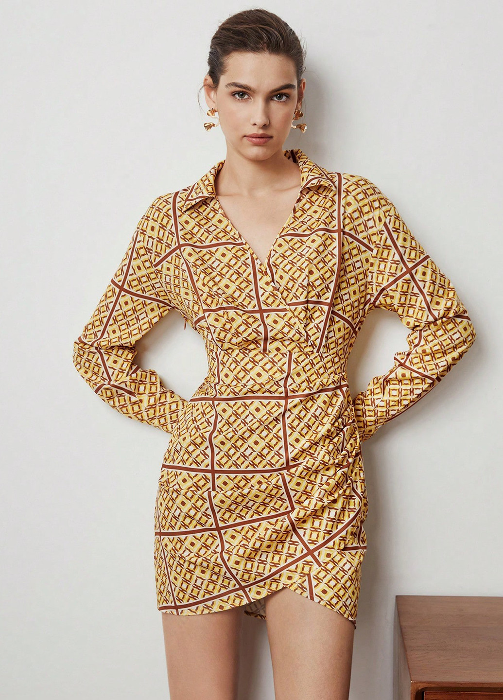 Горчичное кэжуал платье на запах, рубашка SHEIN с абстрактным узором