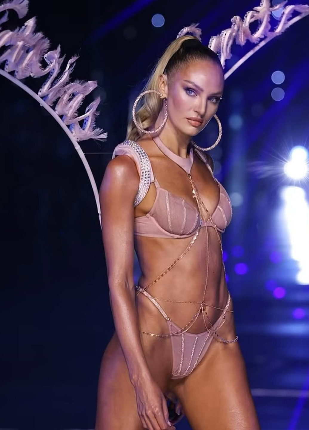 Розовый бюстгальтер Victoria's Secret с косточками полиамид