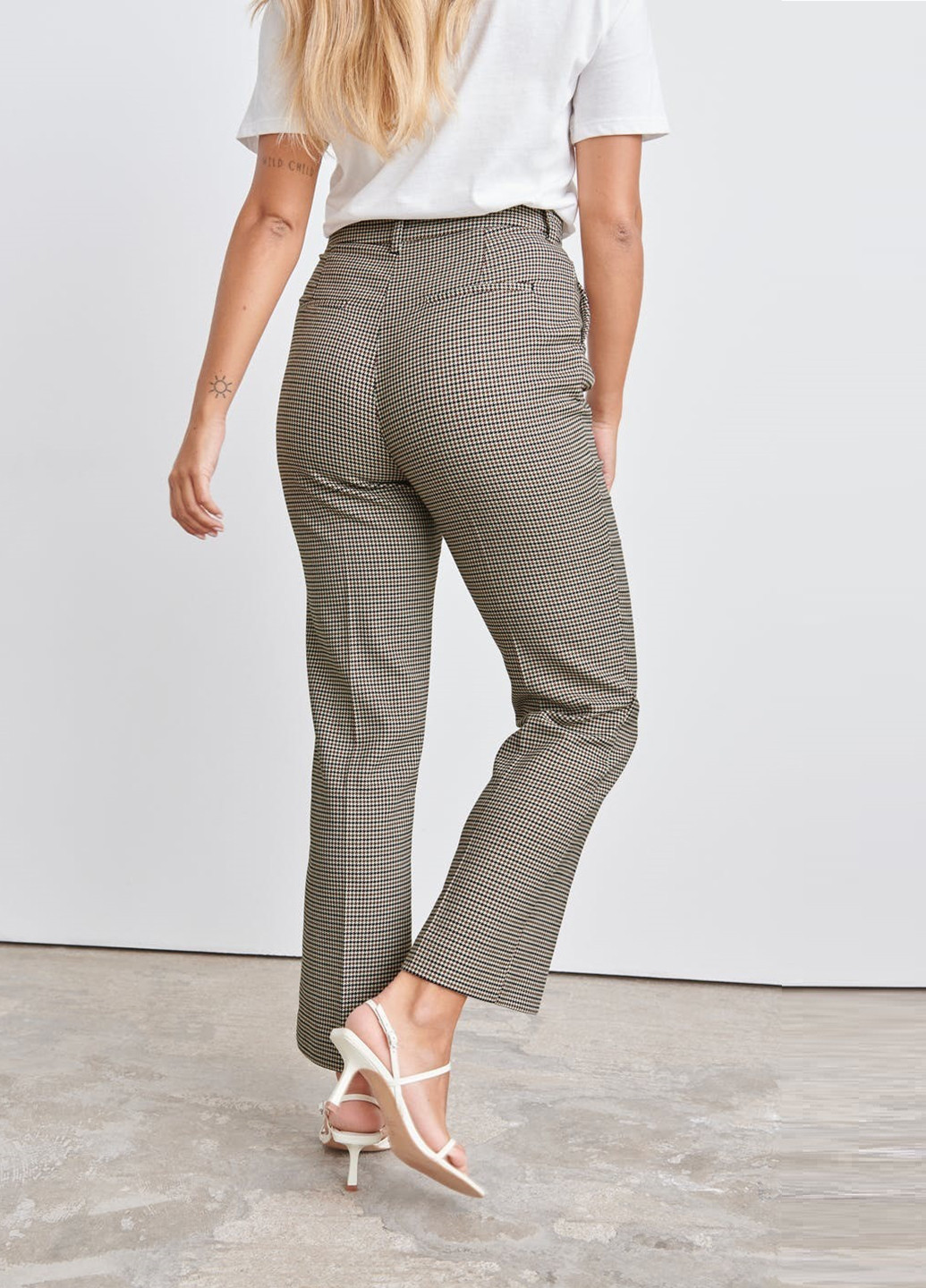 Серые кэжуал летние укороченные брюки Gina Tricot