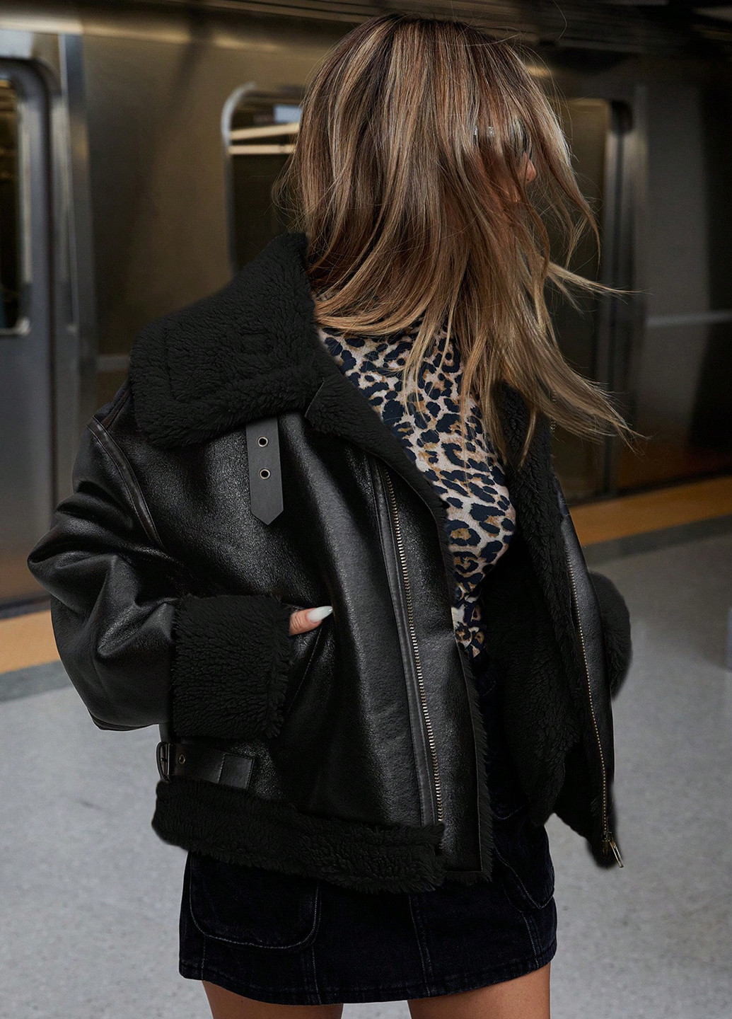 Чорна демісезонна куртка байкерська SHEIN