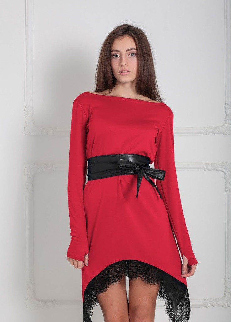 Красное кэжуал эффектное свободное платье с удлиненными уголками и гипюром на юбке stima красный Podium однотонное