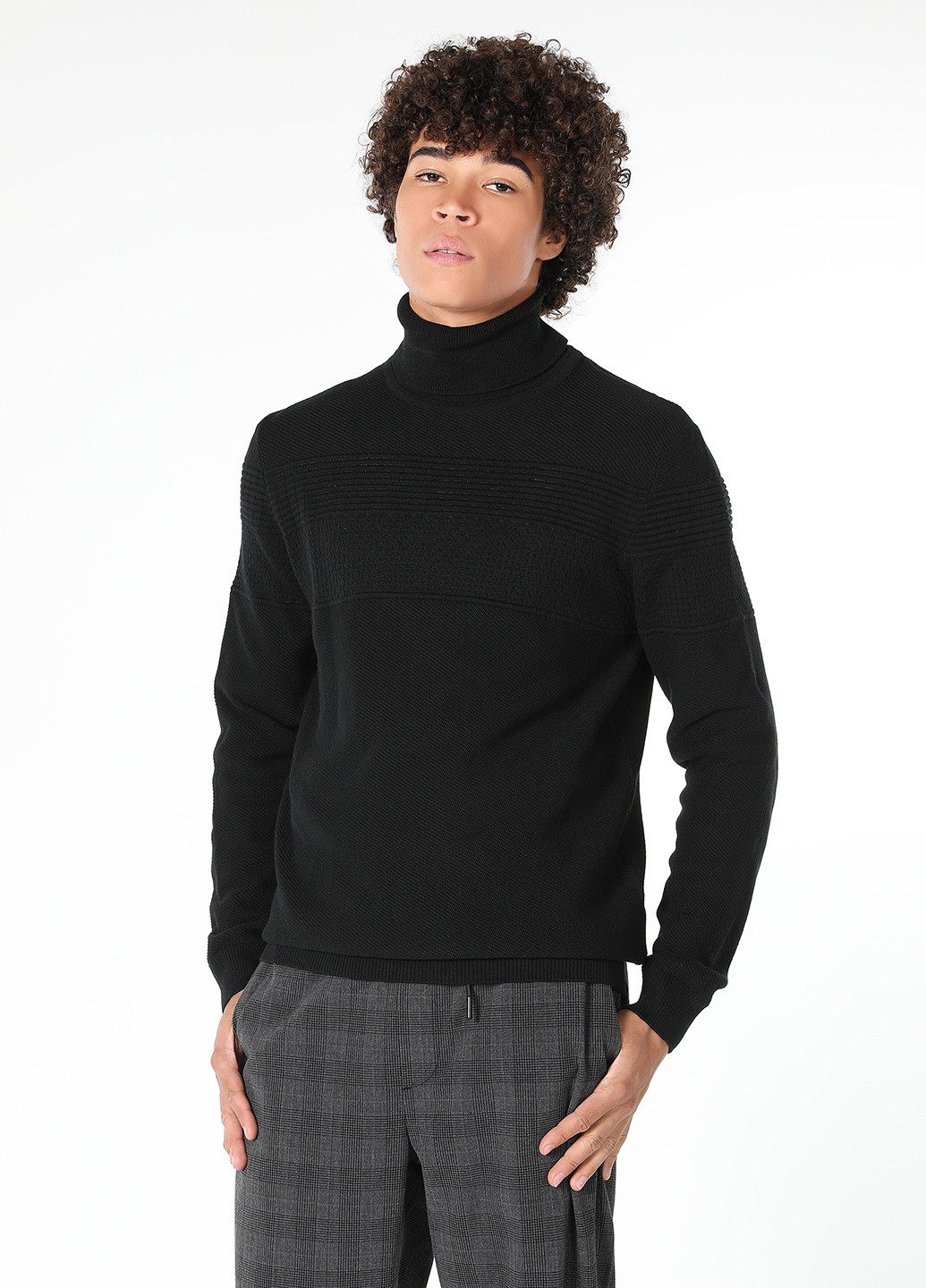 Черный зимний свитер Colin's